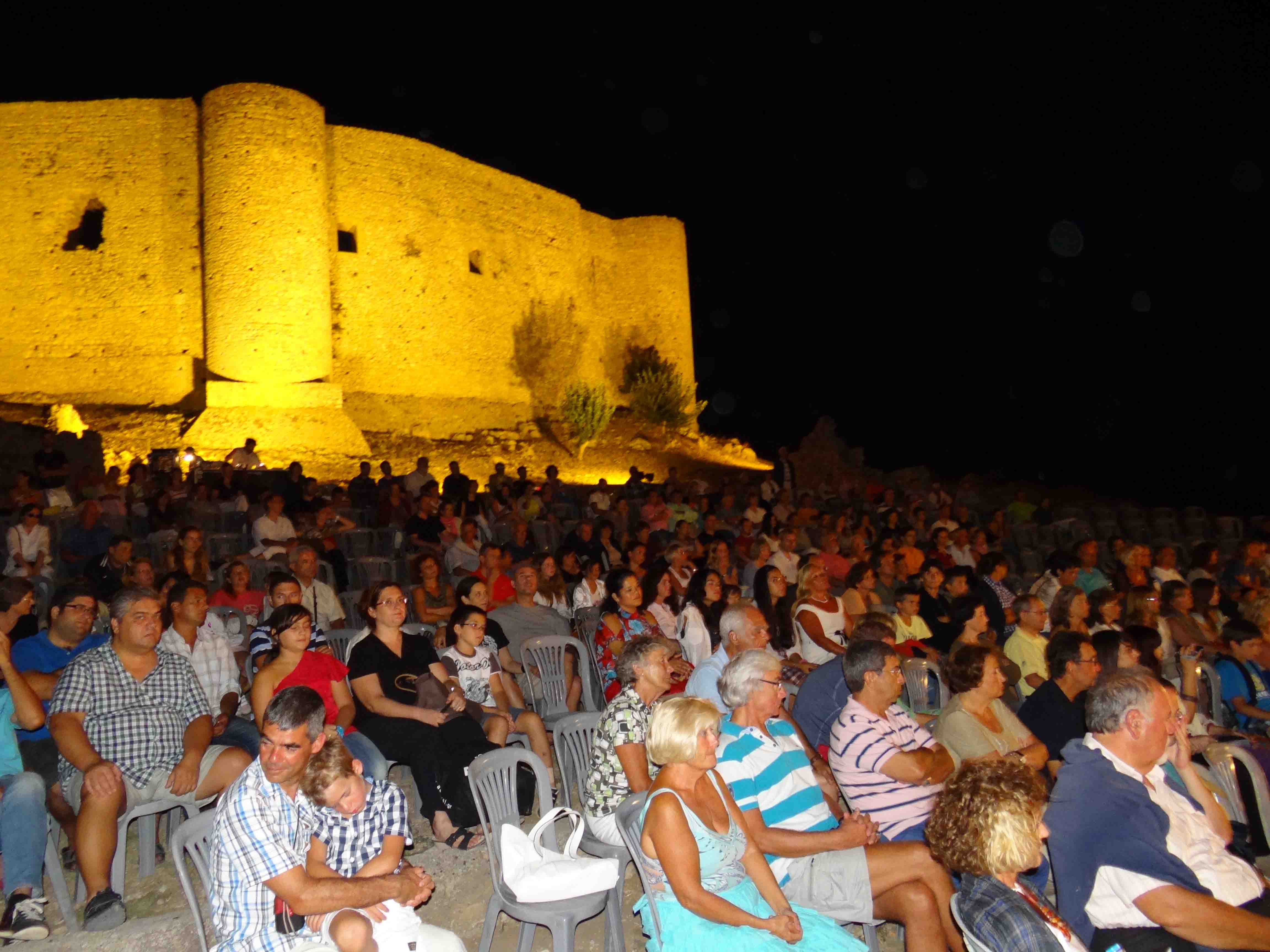οἱ θεαταὶ τῆς κλασικῆς συναυλίας τῆς Νεανικῆς Συμφωνικῆς Ὀρχήστρας Böblingen ἐν τῷ ἑλληνικῷ φρουρίῳ Kastro Kyllini