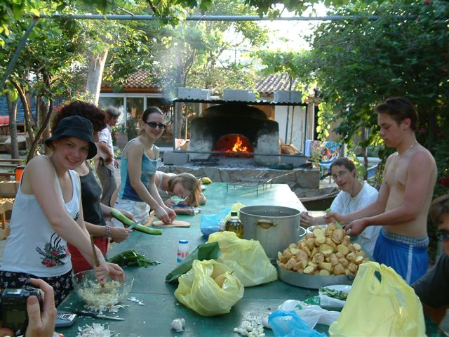 Παρασκευὴ τροφῆς ἐν τῷ λιθίνῳ ἰπνῷ τοῦ Ἑλληνικοῦ Εἰδυλλίου